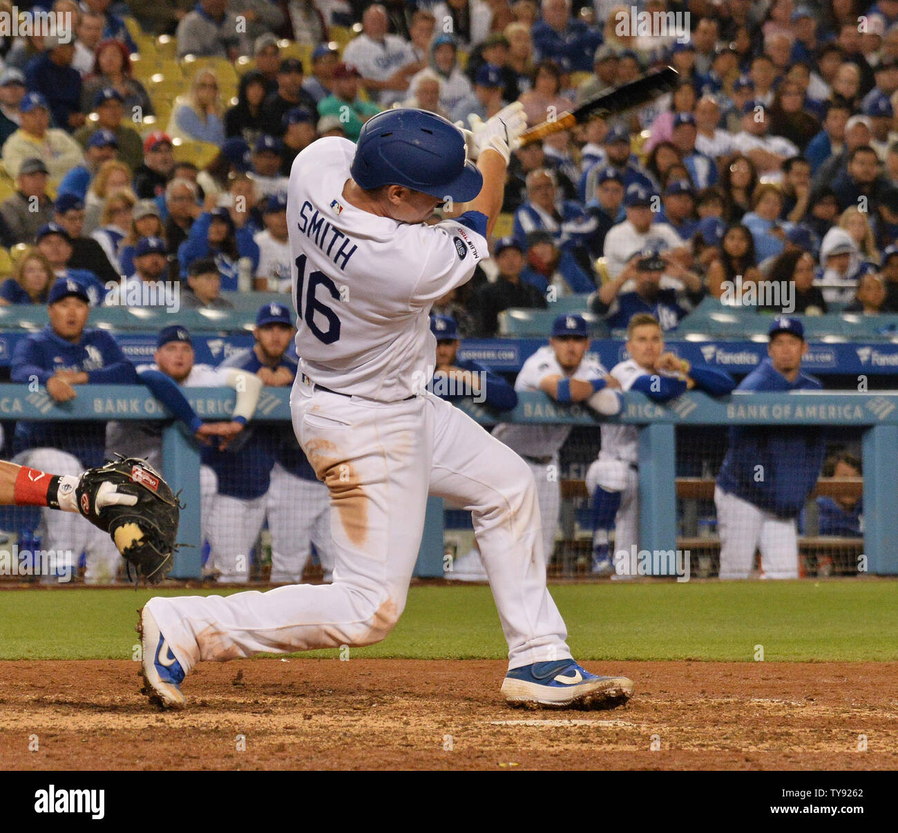 Los Angeles Dodgers' Will Smith verbindet mit einem Walk-off Home Run im neunten Inning die Schwindler, die Ihren zweiten Walk-off geben mit einem 4-3 Sieg über die Philadelphia Phillies im Dodger Stadium in Los Angeles am 1. Juni, 2019 Gewinn in vier Tagen. Es war die erste Karriere Home Run für Smith, ein Anfänger bis für die Majoren genannt, der zum ersten Mal am Anfang der Woche. Und es Los Angeles von mehr spät - Inning Großraum Mühe geborgen. Foto von Jim Ruymen/UPI Stockfoto
