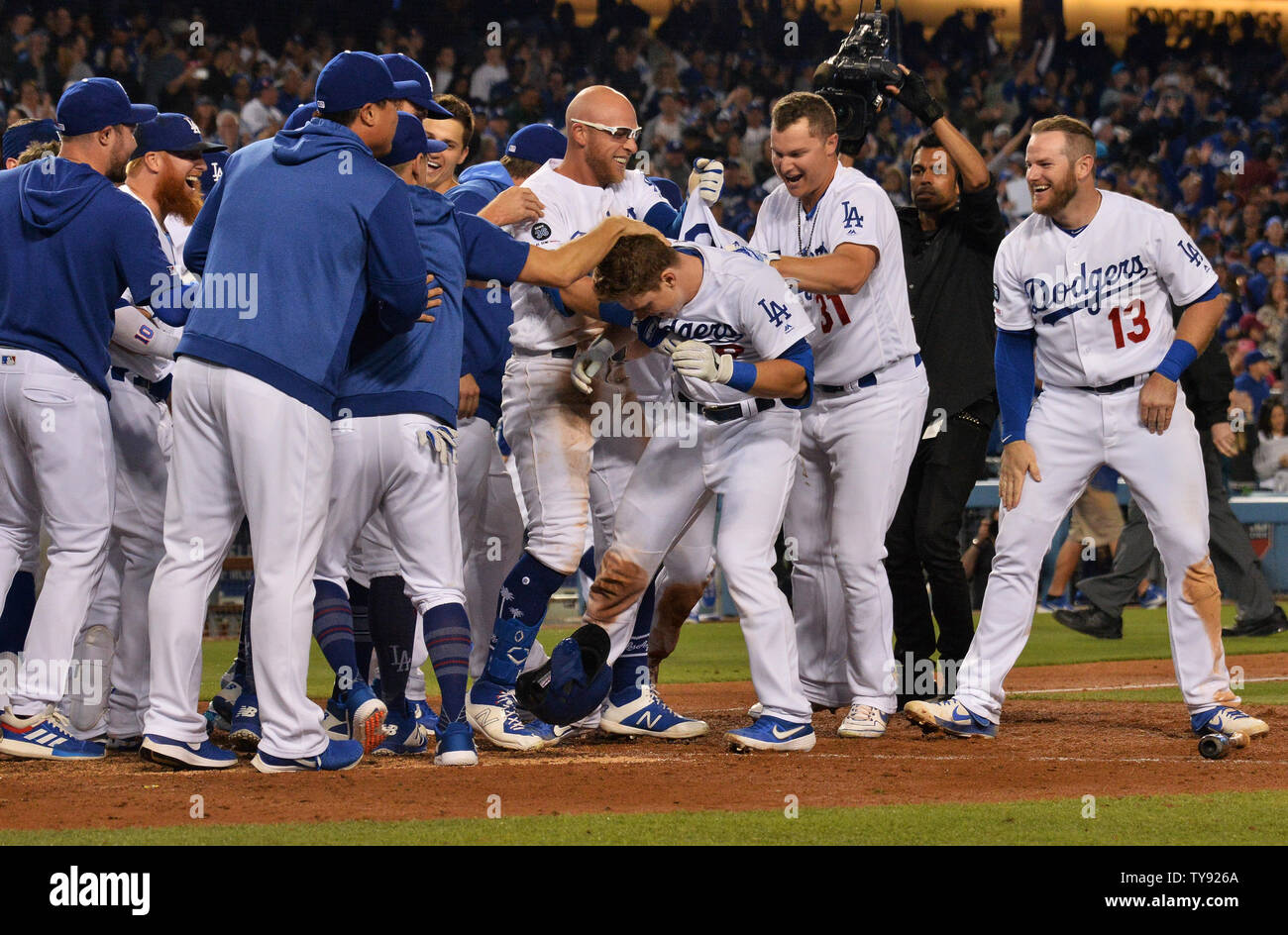 Los Angeles Dodgers" Will Smith ist durch seine Mannschaftskameraden im neunten Inning angepöbelt, nachdem er einen solo Home Run die Schwindler, die Ihren zweiten Spaziergang zu geben - weg vom Gewinn in 4 Tagen mit einem 4-3 Sieg über die Philadelphia Phillies im Dodger Stadium in Los Angeles am 1. Juni 2019. Es war die erste Karriere Home Run für Smith, ein Anfänger bis für die Majoren genannt, der zum ersten Mal am Anfang der Woche. Und es Los Angeles von mehr spät - Inning Großraum Mühe geborgen. Foto von Jim Ruymen/UPI Stockfoto