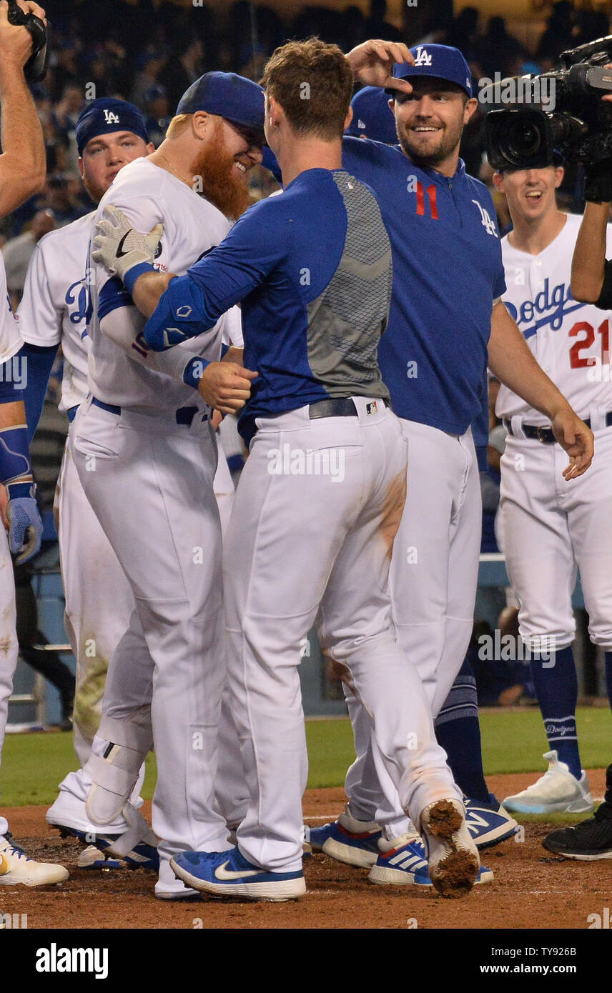 Los Angeles Dodgers' Will Smith feiert mit Mannschaftskameraden Justin Turner (L) und A.J. Pollock im neunten Inning, nachdem er einen solo Home Run die Schwindler, die Ihren zweiten Spaziergang zu geben - weg vom Gewinn in 4 Tagen mit einem 4-3 Sieg über die Philadelphia Phillies im Dodger Stadium in Los Angeles am 1. Juni 2019. Es war die erste Karriere Home Run für Smith, ein Anfänger bis für die Majoren genannt, der zum ersten Mal am Anfang der Woche. Und es Los Angeles von mehr spät - Inning Großraum Mühe geborgen. Foto von Jim Ruymen/UPI Stockfoto