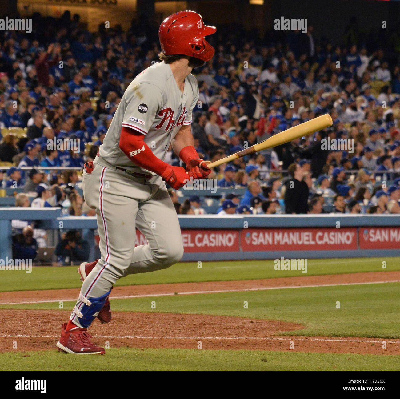 Philadelphia Phillies "Bryce Harper Riegel das Spiel mit einem zwei-Blast in den acht Inning aus Los Angeles Dodgers 'Empfänger Julio Urias im Dodger Stadium Los Angeles laufen am 1. Juni 2019. Die Schwindler gewann 4-3 mit einem Walk-off durch Anfänger Will Smith, seine erste Karriere Home Run. Foto von Jim Ruymen/UPI Stockfoto