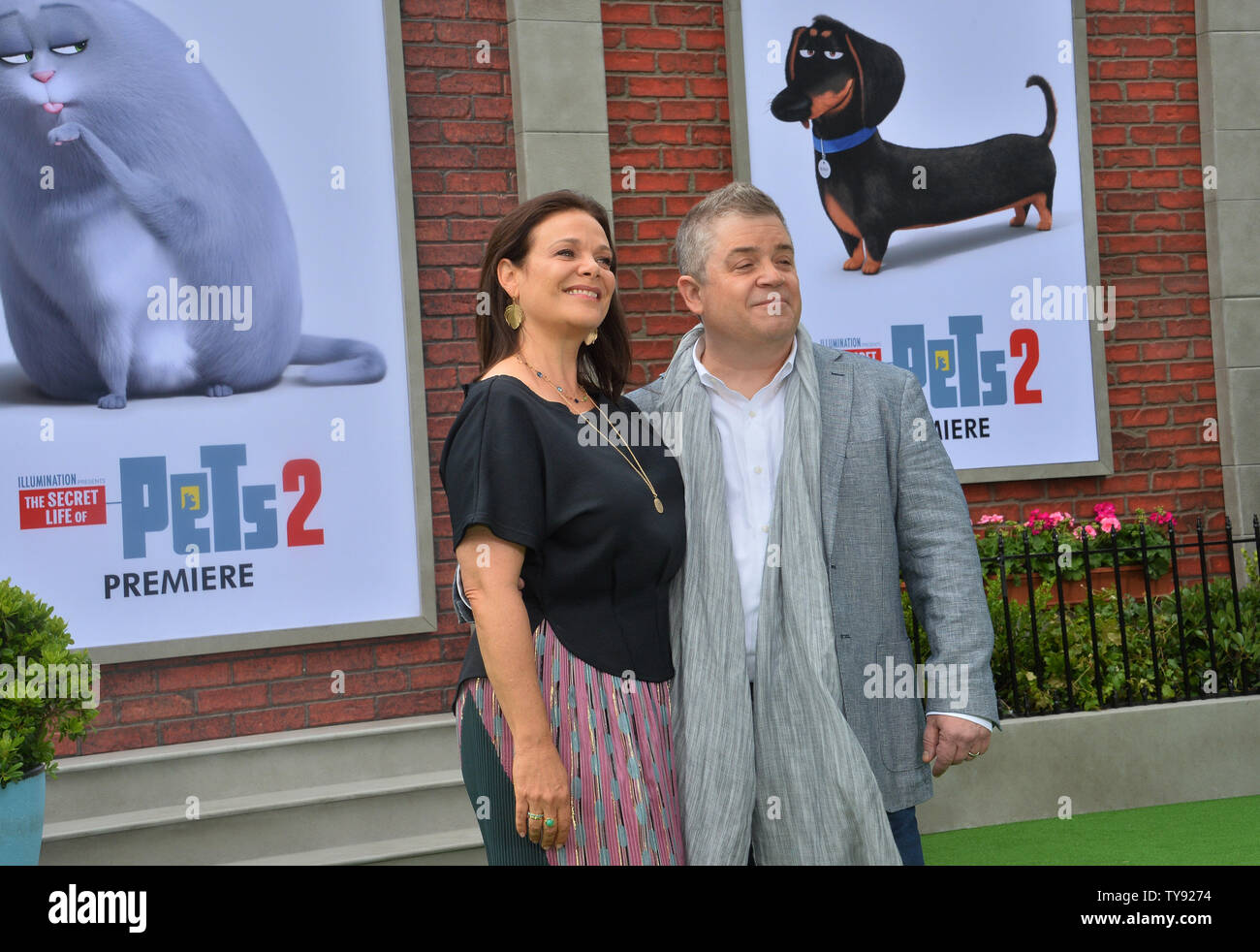 Warf Mitglied Patton Oswalt, die Stimme von Max in der animierten motion picture Komödie "Das geheime Leben der Haustiere 2' und seine Frau Meredith Salenger nehmen an der Premiere des Films im Regency Dorf Theater im Westwood Abschnitt von Los Angeles am 2. Juni 2019. Storyline: Max Gesichter einige wichtige Veränderungen nach seinem Besitzer Katie verheiratet und hat ein Kind. Auf einer Reise mit der Familie auf dem Land, Max trifft auf einen Bauernhof Hund namens Hahn, und beide versuchen, seine Ängste zu überwinden. Unterdessen versucht Gidget favorit Max's Spielzeug von einer Katze - verpackte Apartment zu retten, und Schneeballeffekt setzt auf einer Mission, einem weißen t frei Stockfoto