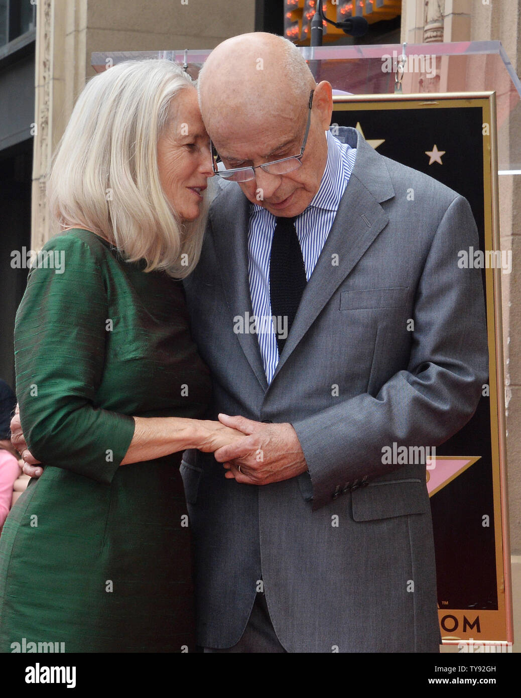 Schauspieler Alan Arkin wird von seiner Frau Suzanne Arkin während einer Zeremonie ihn ehrt mit dem 2.665 th Stern auf dem Hollywood Walk of Fame in Los Angeles am 7. Juni 2019. Foto von Jim Ruymen/UPI Stockfoto