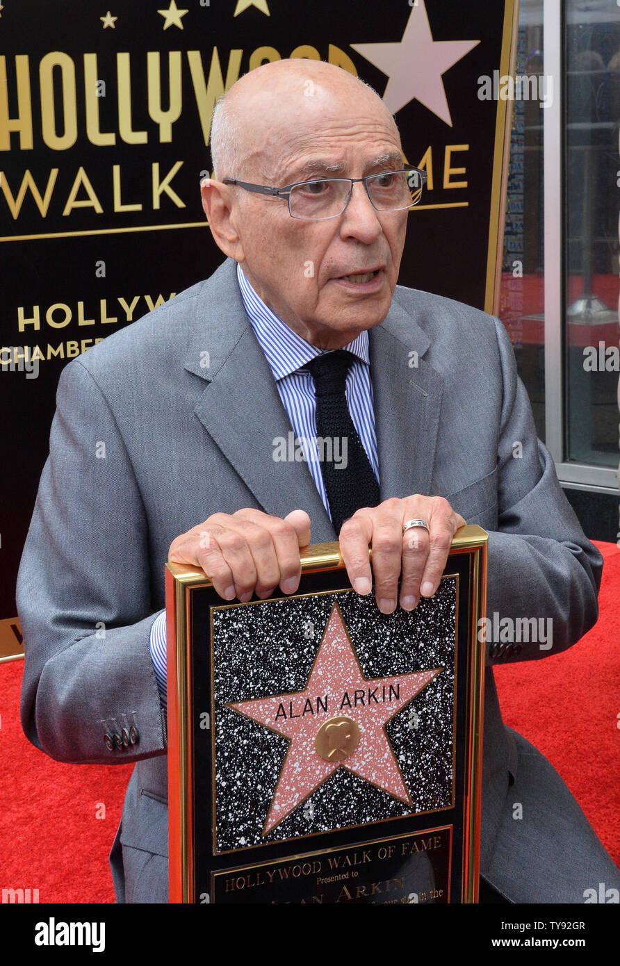 Schauspieler Alan Arkin hält eine Replik Plakette im Rahmen einer Feierstunde ehrte ihn mit dem 2.665 th Stern auf dem Hollywood Walk of Fame in Los Angeles am 7. Juni 2019. Foto von Jim Ruymen/UPI Stockfoto