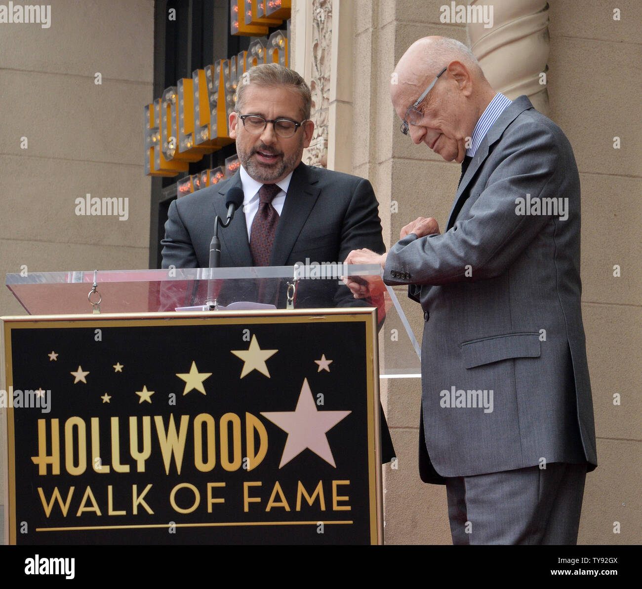 Schauspieler Alan Arkin (R) reagiert auf Kommentare von dem Schauspieler Steve Carrell während einer Zeremonie ihn ehrt mit dem 2.665 th Stern auf dem Hollywood Walk of Fame in Los Angeles am 7. Juni 2019. Foto von Jim Ruymen/UPI Stockfoto