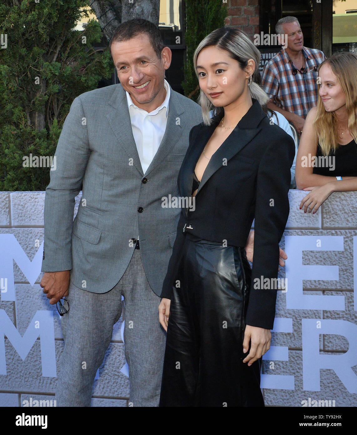 Darsteller Dany Boon (L) und Shiori Kutsuna Besuchen die Premiere der motion picture romantische Komödie 'Murder Mystery' aus dem Regency Dorf Theater im Westwood Abschnitt von Los Angeles am 10. Juni 2019. Handlung: ein New Yorker Cop und seine Frau gehen auf eine Europäische Ferienhäuser der Funke in ihrer Ehe zu beleben, aber am Ende immer eingerahmt und auf der Flucht für den Tod eines älteren Milliardär. Foto von Jim Ruymen/UPI Stockfoto