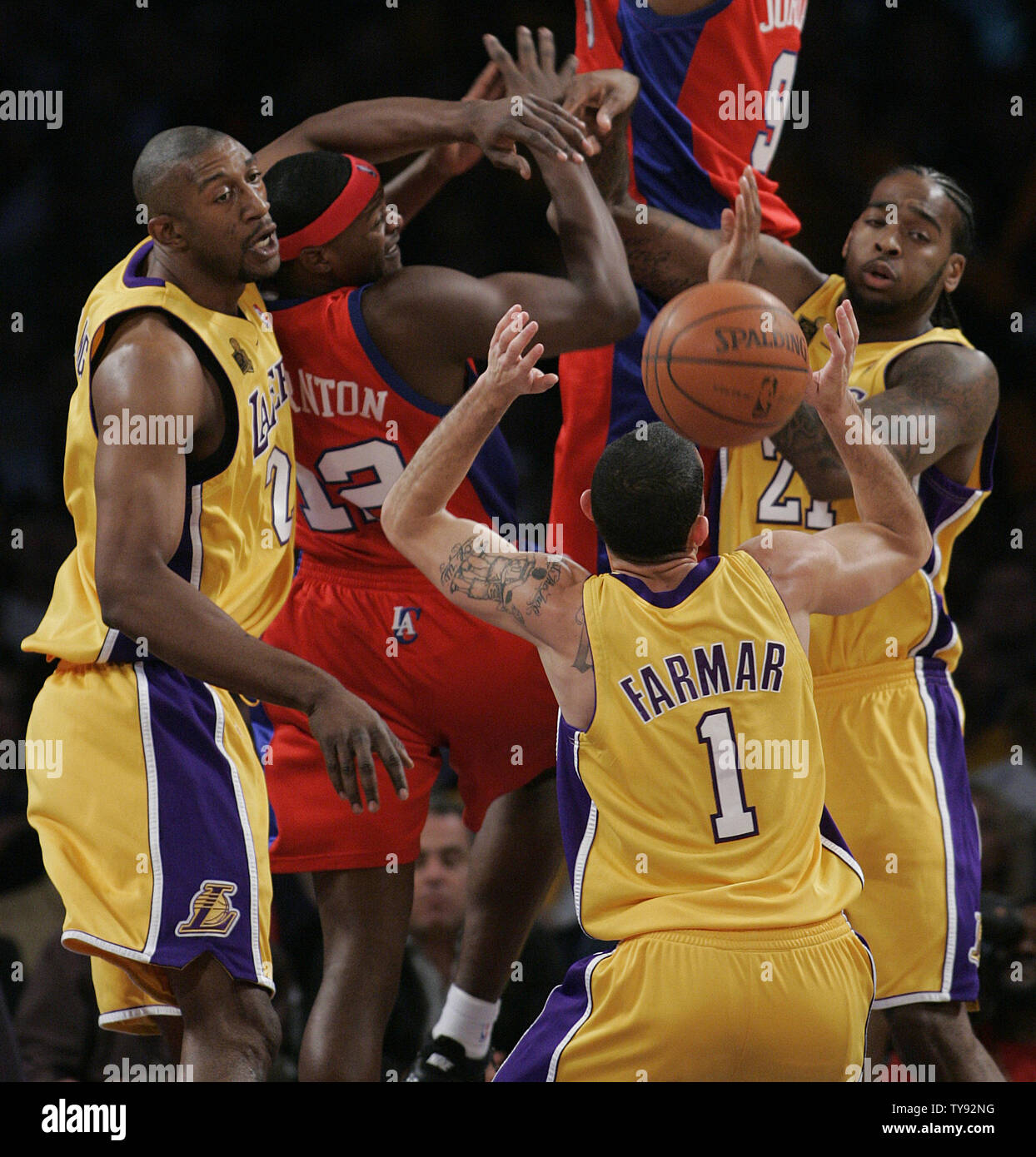 Los Angeles Lakers Zentrum K. Mbenga, Links, Jordan Farmar (1) und Josh Powell, Recht, Kampf um einen Rebound mit Los Angeles Clippers vorwärts Al Thornton (12) in der ersten Hälfte ein NBA Basketball Spiel in Los Angeles am 27. Oktober 2009. UPI/Lori Shepler Stockfoto