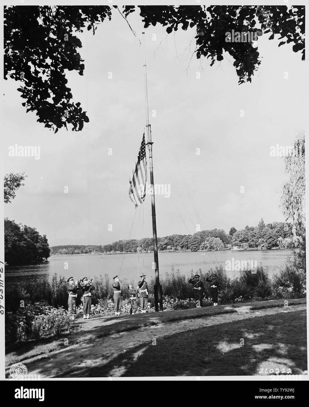Militär Polizei am Ende des Tages mit hornisten klingende Rückzug nach unten ziehen die US Flagge an der Kleinen Weißen Haus Portikus, Residenz von Präsident Harry S. Truman während der Potsdamer Konferenz in Deutschland. Griebnitz See ist im Hintergrund. Stockfoto Militär Polizei am Ende des Tages mit hornisten klingende Rückzug nach unten ziehen die US Flagge an der Kleinen Weißen Haus Portikus, Residenz von Präsident Harry S. Truman während der Potsdamer Konferenz in Deutschland. Griebnitz See ist im Hintergrund. Stockfoto
