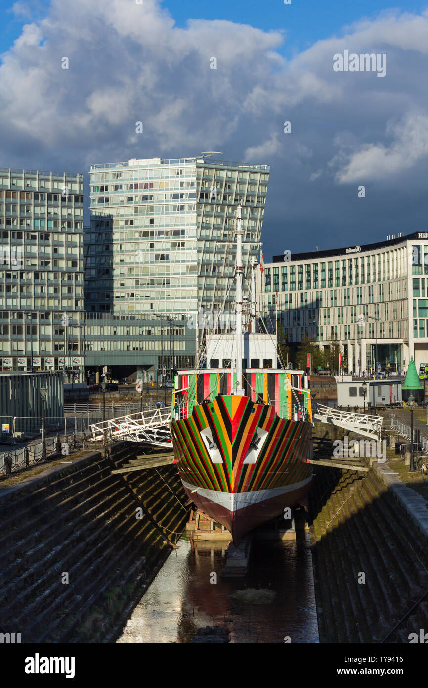 MV Edmund Gardner gemalt als Dazzle Schiff in der Canning graving Dock, Liverpool. Ursprünglich ein Pilot Cutter die Versand- Annäherung an den Hafen. Stockfoto