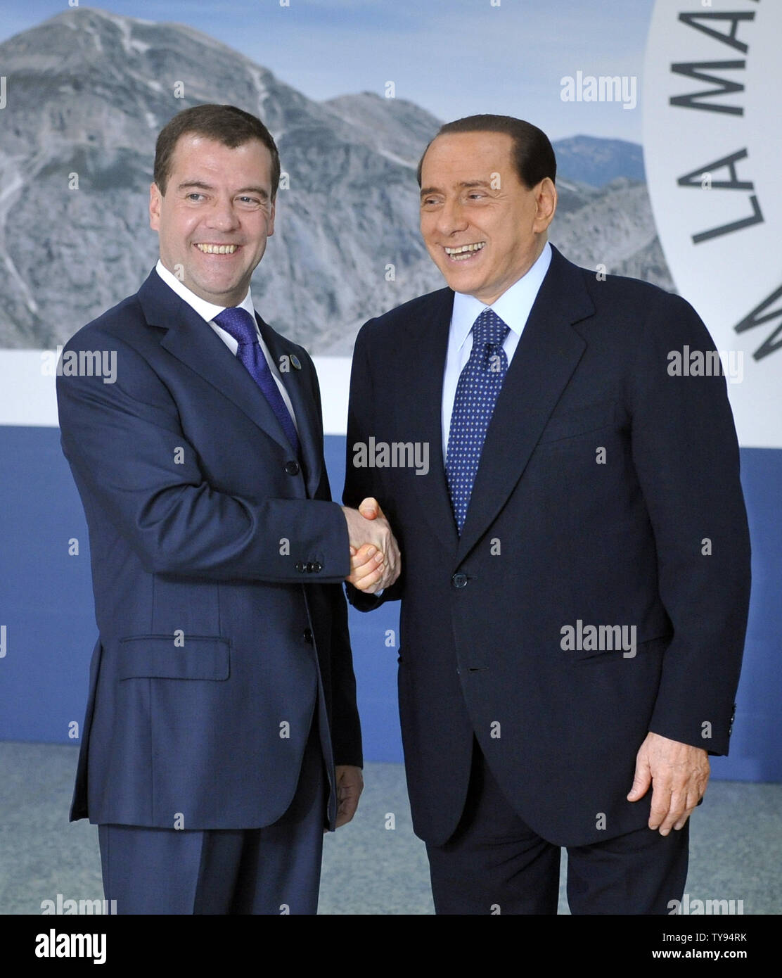 Der italienische Ministerpräsident Silvio Berlusconi (R) begrüßt der russische Präsident Dmitri Medwedew als er für einen Runden Tisch auf dem G8-Gipfel in L'Aquila, Italien am 8. Juli 2009 eintrifft. (UPI Foto/Alex Volgin) Stockfoto