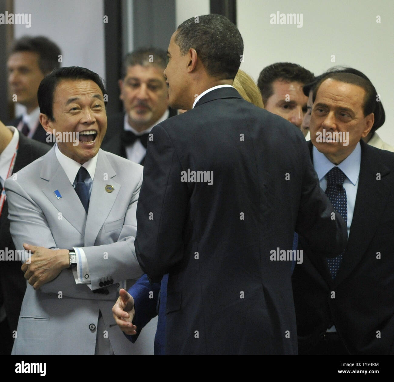 Der japanische Ministerpräsident Taro Aso (L) reagiert, als der italienische Ministerpräsident Silvio Berlusconi (R) US-Präsident Barack Obama vor einem Runden Tisch auf dem G8-Gipfel in L'Aquila, Italien am 8. Juli 2009 abhört. (UPI Foto/Alex Volgin) Stockfoto