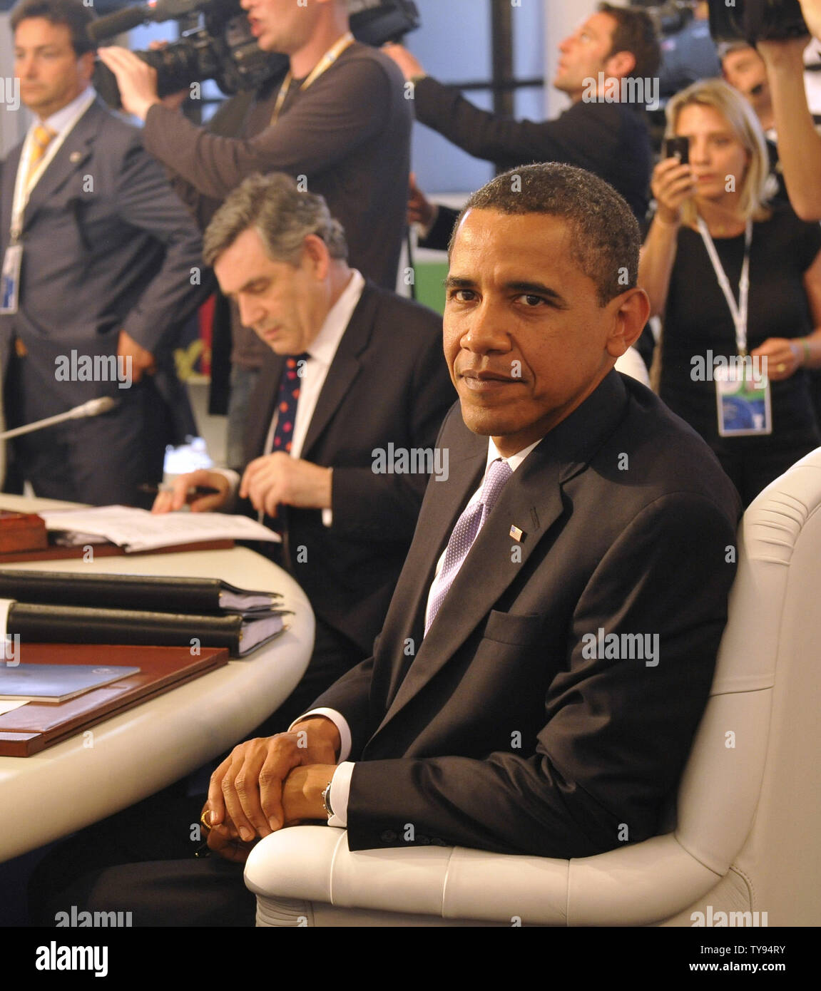 Us-Präsident Barack Obama sitzt bei einem Runden Tisch auf dem G8-Gipfel in L'Aquila, Italien am 8. Juli 2009. (UPI Foto/Alex Volgin) Stockfoto