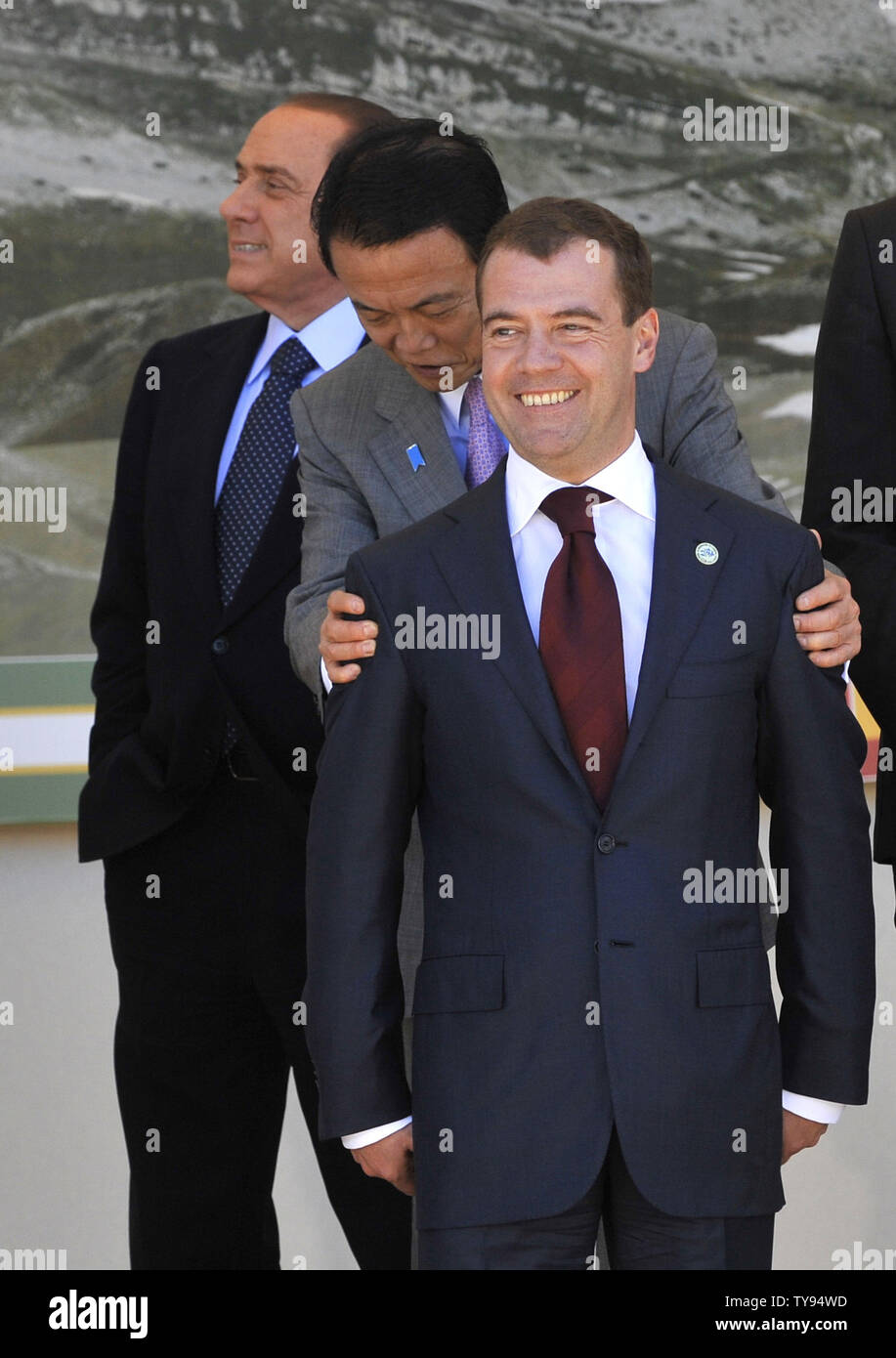 (L - R) der italienische Ministerpräsident Silvio Berlusconi, der japanische Ministerpräsident Taro Aso und der russische Präsident Dmitri Medwedew sammeln für die G8- und G5-Führer Gruppenfoto auf dem G8-Gipfel in L'Aquila, Italien am 9. Juli 2009. (UPI Foto/Alex Volgin) Stockfoto