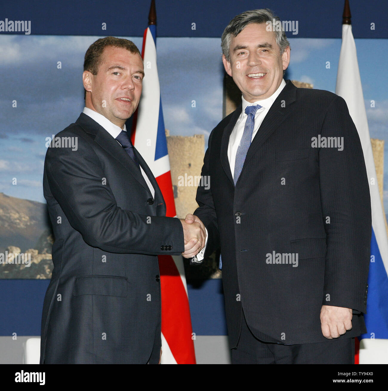 Der britische Premierminister Gordon Brown (R) und der russische Präsident Dmitri Medwedew treffen auf dem G8-Gipfel in L'Aquila, Italien am 9. Juli 2009. (UPI Foto/Alex Volgin) Stockfoto