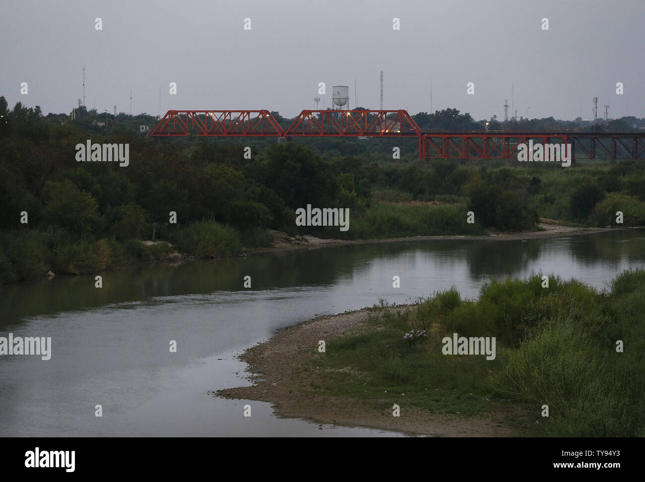 Eine allgemeine Ansicht der Rio Grande Fluss ist vom Gateway bis Amerika internationale Brücke an der US-mexikanischen Grenze in der Nähe von Laredo, Texas, am 24. Juli 2015 gesehen. Foto von Aaron M. Sprecher/UPI Stockfoto