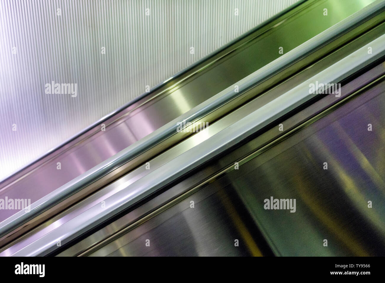 Seite Korridor Rolltreppe in der U-Bahn in der Stadt Stockfoto