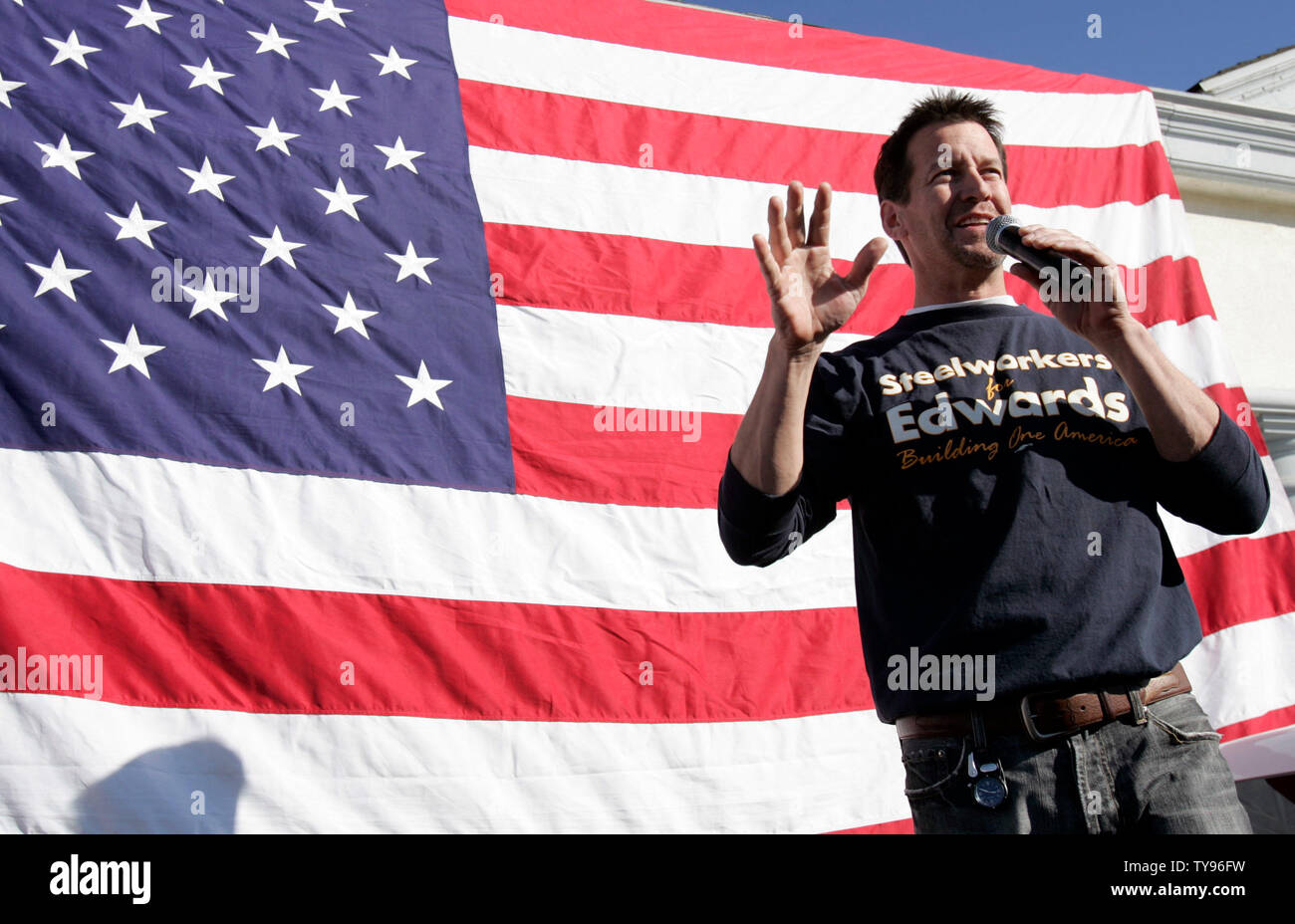 Desperate Housewives Schauspieler James Denton Adressen Anhänger des demokratischen Präsidentschaftskandidaten der ehemalige Senator John Edwards (D-N.C.) an eine Kampagne stop in Las Vegas vom 18. Januar 2008. Nevada hält ihre Präsidentschaftswahlen Caucus am 19. Januar. (UPI Foto/Markierung Cowan) Stockfoto