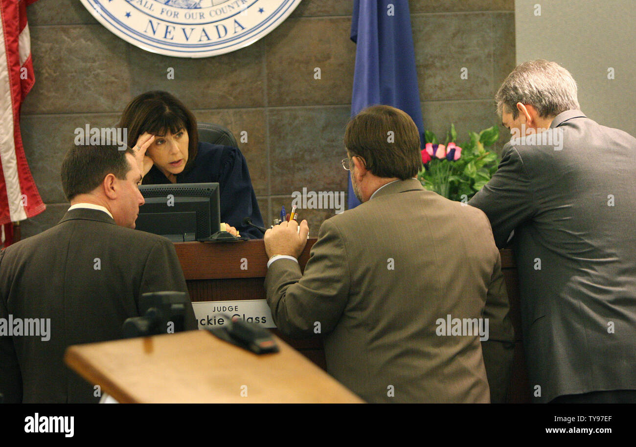 Richter Jackie Glas, Frontkamera, konferiert mit Clark County District Attorney David Roger, Links, Clarence Stewart's Rechtsanwalt Robert Lucherini, Mitte und O.J. Simpson's Anwalt Gabriel Grasso während Simpson's Versuch in Las Vegas, Nevada am 16. September 2008. Simpson Gesichter 12 Aufladungen, einschließlich Kapitalverbrechen Entführung, bewaffneter Raub und Verschwörung. (UPI Foto/Daniel Gluskoter) Stockfoto