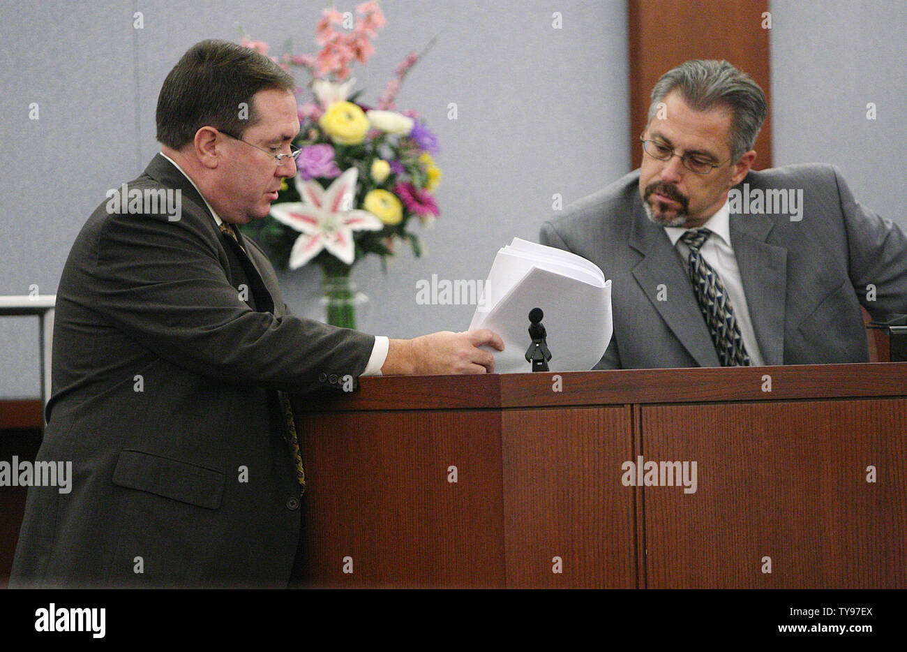 Clark County District Attorney David Roger, Links, Kreuz untersucht Zeugnis Bruce Fromong während O.J. Simpson's Versuch in Las Vegas, Nevada am 16. September 2008. Simpson Gesichter 12 Aufladungen, einschließlich Kapitalverbrechen Entführung, bewaffneter Raub und Verschwörung. (UPI Foto/Daniel Gluskoter) Stockfoto