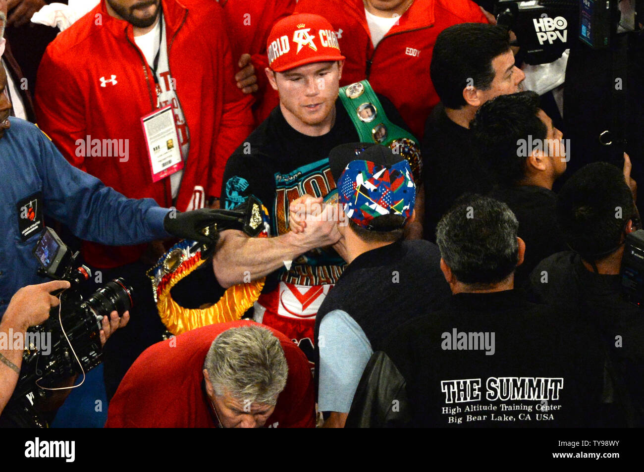 Canelo Alvarez schüttelt Hände mit Zukunft Gegner Triple G-Gennady Golovkin Gennadyevich im Ring nach Canelo, Amir Khan in der sechsten Runde der WM-Kampf im Mittelgewicht an der T-Mobile Arena in Las Vegas am 7. Mai 2016 ausgeschieden. Foto von Jon SooHoo/UPI Stockfoto