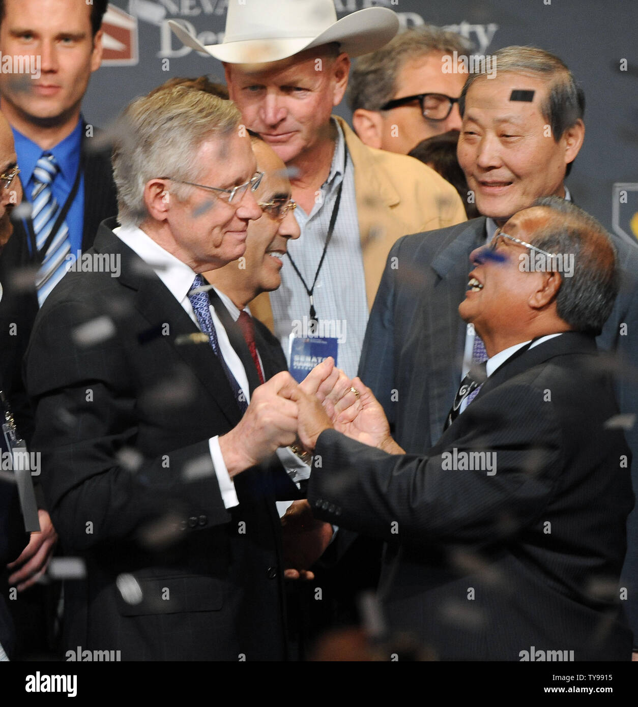 Us-Mehrheitsführer im Senat, Harry Reid, D - Nev, feiert mit Anhänger während der Nevada Staat demokratische Wahl Nacht Party nach dem Sieg über Sharron Winkel Wiederwahl in Las Vegas, Nevada am 2. November 2010 zu gewinnen. UPI/Jim Ruymen Stockfoto