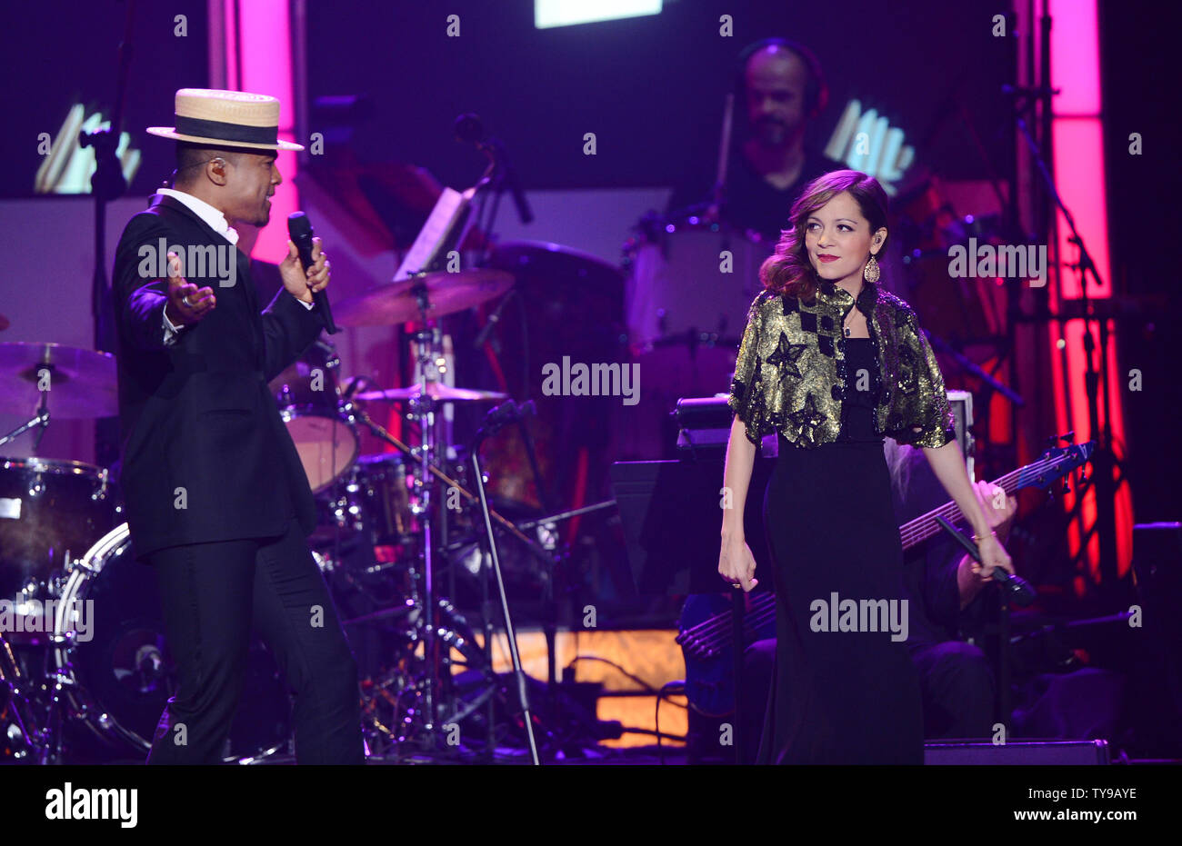 Sänger Alexandre Pires und Natalia Lafourcade auf der Bühne in der Lateinischen Recording Academy Person des Jahres Tribut zu Caetano Veloso in der MGM Grand Garden Arena in Las Vegas, Nevada am 14. November 2012. UPI/Jim Ruymen Stockfoto