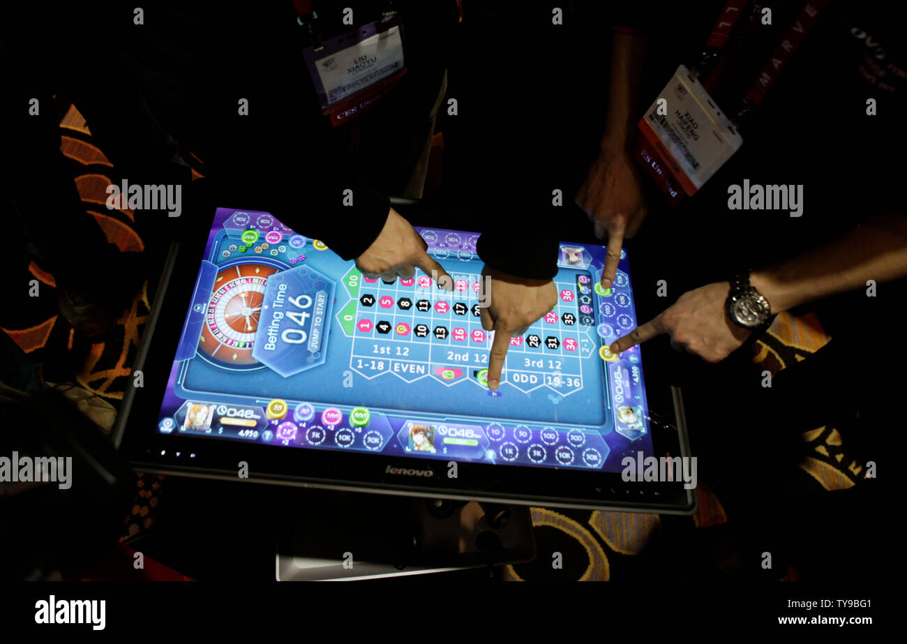 Lenovo IdeaCenter Mitarbeiter demonstrieren die''Horizon 27 Tisch-PC auf der CES vor der 2013 International CES, einer Messe für Consumer Electronics, im Mandalay Bay in Las Vegas, Nevada am 6. Januar 2012 vorgestellt. UPI/Molly Riley Stockfoto