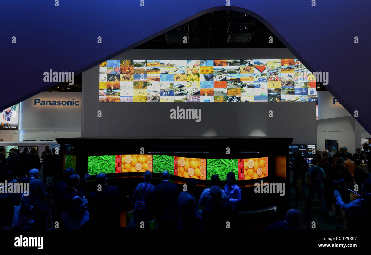 Die Besucher der Panasonic Stand ansehen Panasonic tv's, die auf der 2014 International CES, einer Messe für Unterhaltungselektronik in Las Vegas, Nevada am 8. Januar 2014. UPI/Molly Riley Stockfoto