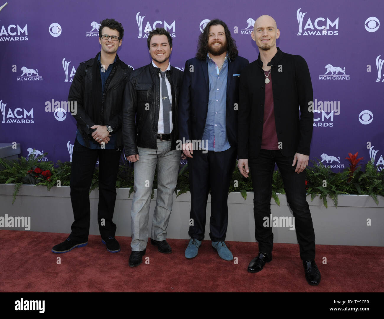 (L - R) Musiker Chris Thompson, Mike Eli, James Young, und Jon Jones von Eli Young Band kommen an die 48. jährlichen Academy der Country Music Awards im MGM Hotel in Las Vegas, Nevada am 7. April 2013. UPI/David Becker Stockfoto