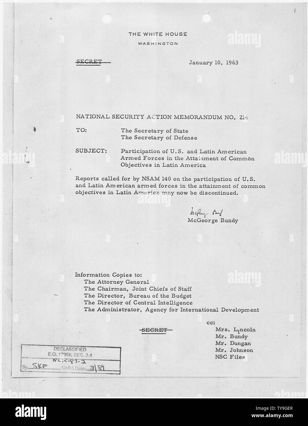 National Security Action Memorandum Nr. 214 Beteiligung der US-amerikanischen und Lateinamerikanischen Streitkräfte in die Verwirklichung der gemeinsamen Ziele in Lateinamerika; Umfang und Inhalt: Memorandum für Staatssekretär, Verteidigungsminister auf gemeinsame Ziele der Vereinigten Staaten und den Lateinamerikanischen Streitkräfte. Stockfoto