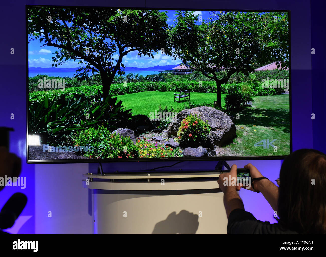 Medien Mitglieder Foto der Panasonic CX850 4K-UHD-TV, stellte während der Panasonic Pressekonferenz auf der 2015 International CES, einer Messe für Consumer Electronics, im Mandalay Bay in Las Vegas, Nevada, 5. Januar 2015. Foto von Molly Riley/UPI Stockfoto