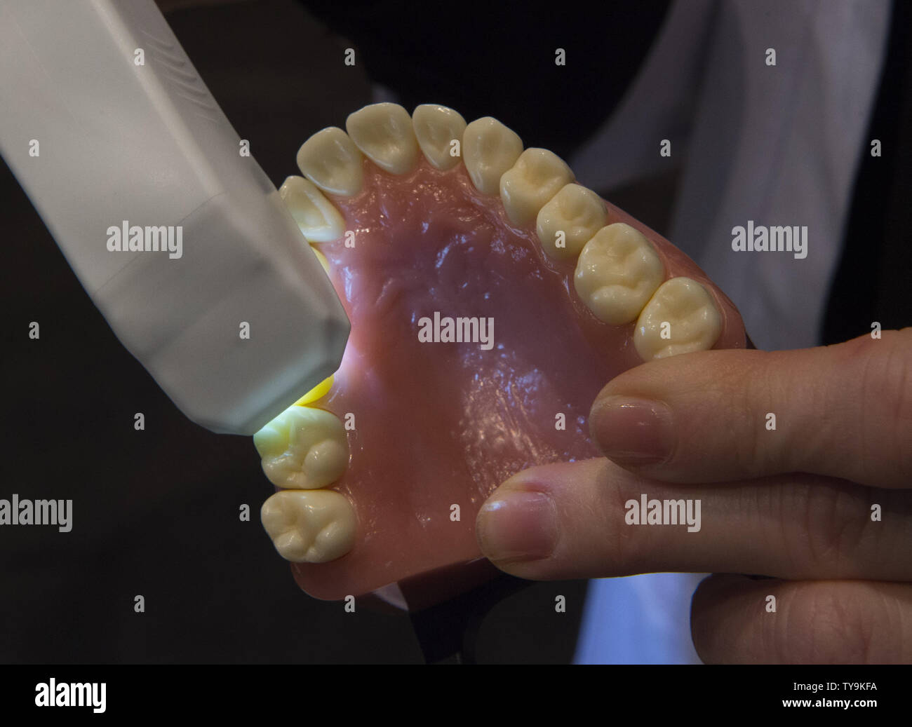 Ein Modell von einem Mund wird gescannt auf einem 3-D-Drucker gedruckt werden, invisalign Produkte zu produzieren, während einer Demonstration an der 2016 International CES, einer Messe für Unterhaltungselektronik in Las Vegas, Nevada, 7. Januar 2016. Foto von Molly Riley/UPI Stockfoto