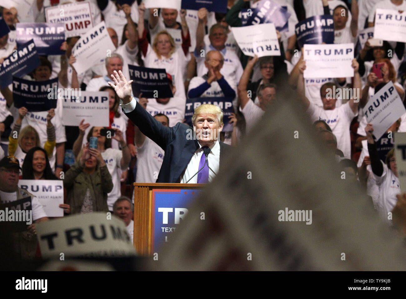 Der republikanische Präsidentschaftskandidat Donald Trump Adressen Unterstützer während einer Kundgebung im South Point Arena in Las Vegas, Nevada am 22. Februar 2016. Foto von James Atoa/UPI Stockfoto