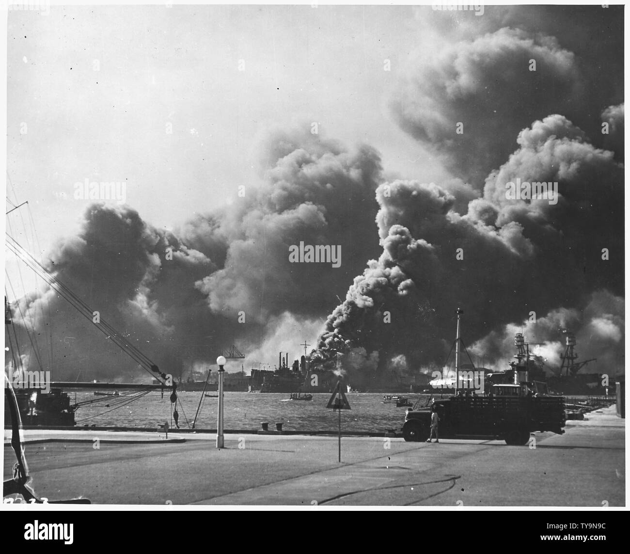 Naval Foto dokumentation der japanische Angriff auf Pearl Harbor, Hawaii, Beteiligung der USA im Zweiten Weltkrieg. Die marine Bildunterschrift: USS Shaw nach Magazin Explosion.; Umfang und Inhalt: Dieses Foto wurde ursprünglich von einem See Fotograf sofort nach dem japanischen Angriff auf Pearl Harbor, aber kam in einem vollstreckungsbescheid Antrag auf habeas corpus Fall eingereicht werden (Nummer 298) im US District Court, District von Hawaii im Jahre 1944 versucht. Der Fall, in Re Lloyd C. Duncan im Zusammenhang mit der Verhängung des Kriegsrechts in Hawaii während des Zweiten Weltkrieges. Stockfoto