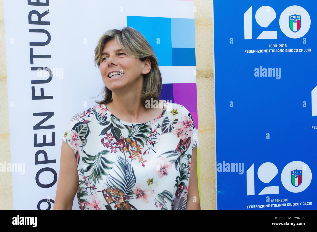 Milena Bertolini, Head Coach der nationalen Italiens Frauen Fußball-Mannschaft, in Matera, Italien, erster Tag des italienischen Fußball-Museum Tour für 120 gefunden. Stockfoto