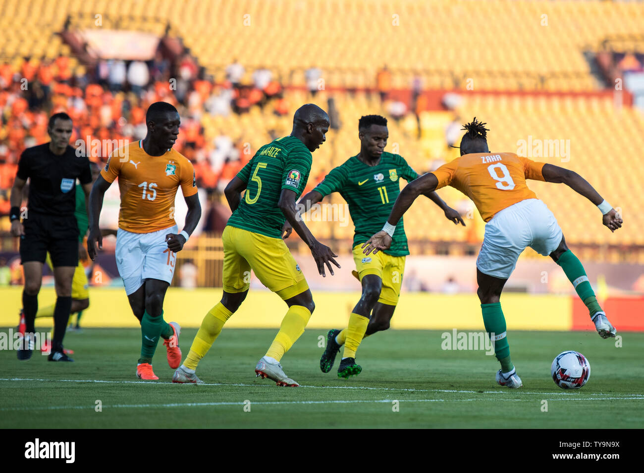 Kairo, Ägypten, 24. Juni: Wilfried Zaha von Côte d'Ivoire und Thamsanqa Themba Mkhize und zwane von Südafrika während des 2019 Afrika Cup der Nationen 3D/3D Match zwischen Côte d'Ivoire und Südafrika an al-salam Stadion am 24. Juni 2019 in Kairo, Ägypten. (Foto von Sebastian Frej/MB Medien) Stockfoto