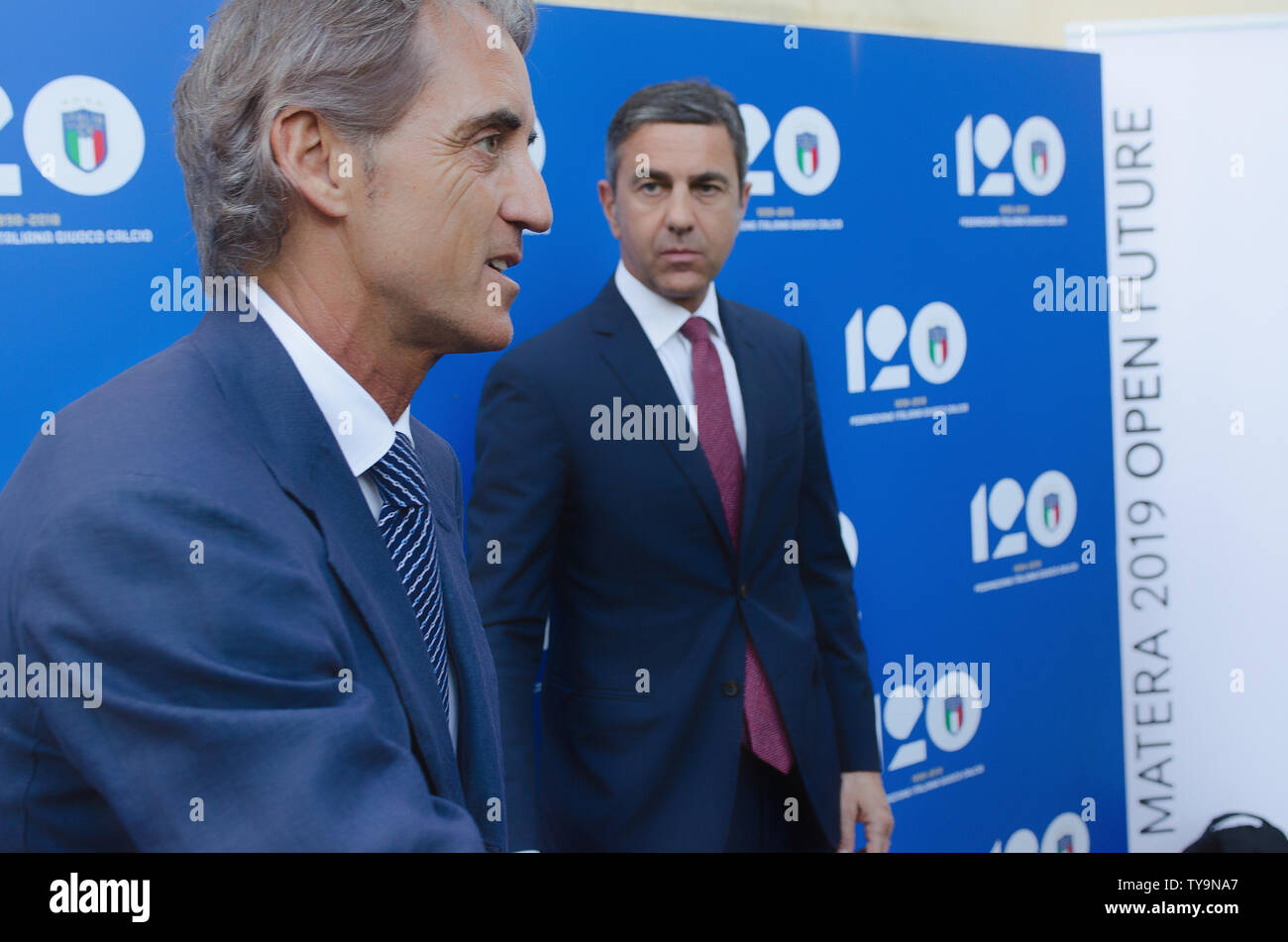 Roberto Mancini, und im Hintergrund Billy Costacurta, in Matera, Italien, erster Tag des italienischen Fußball-Museum Tour für 120 Stiftung FIGC Stockfoto
