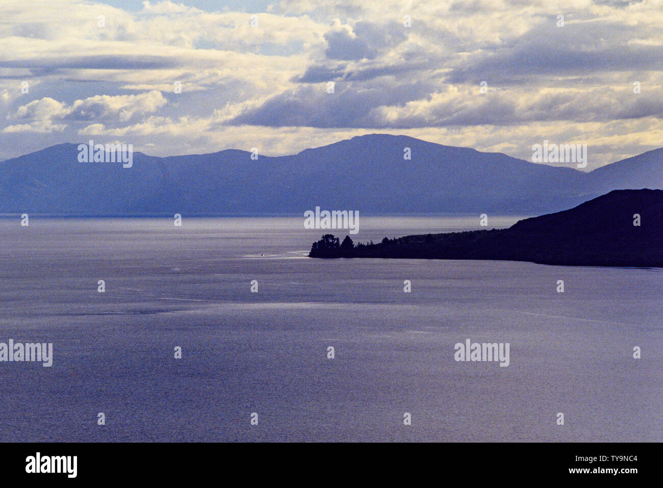 Neuseeland, Nordinsel. Lake Taupo, in die Caldera des Vulkans Taupo. Foto: © Simon Grosset. Archiv: Bild von einem ursprünglichen Transparenz digitalisiert Stockfoto