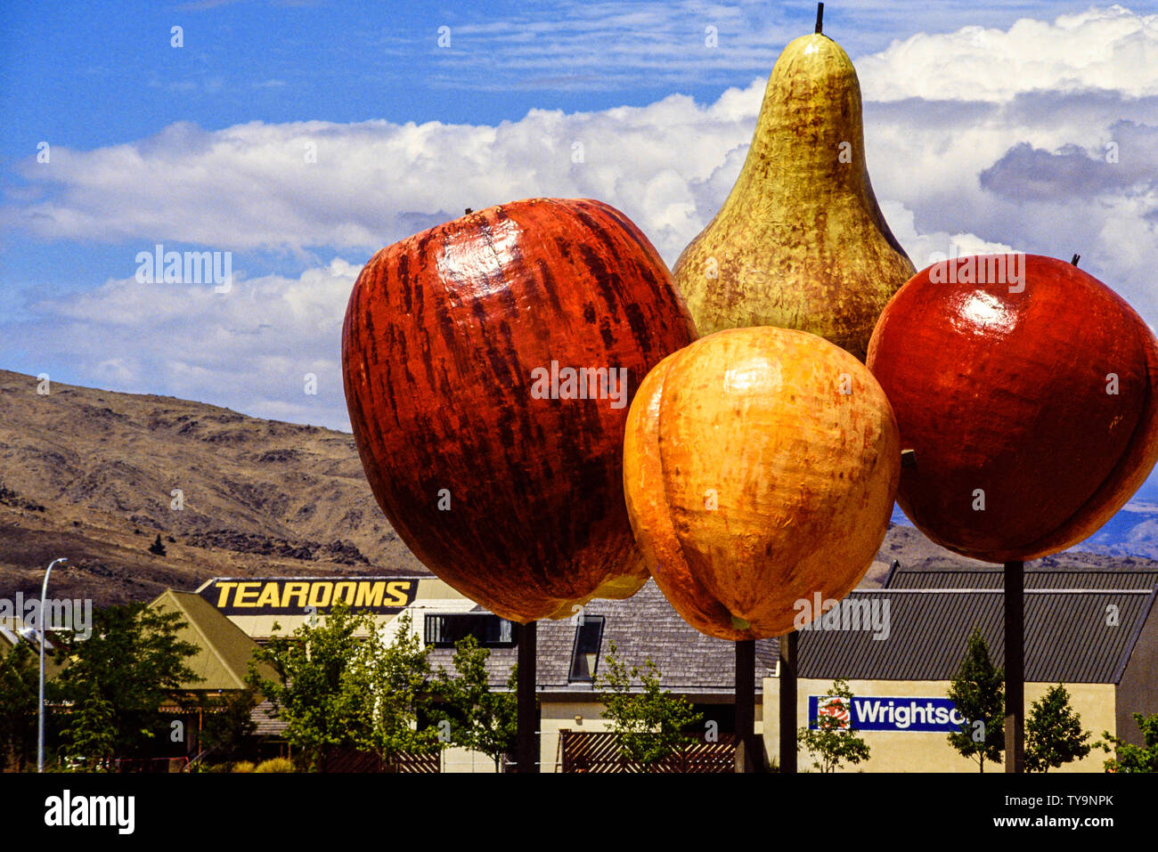 Neuseeland, Südinsel. Riesige Skulpturen von Aprikose, Apfel-, Birnen und Nektarinen in Cromwell. Foto: © Simon Grosset. Archiv: Bild digitalisiert Fro Stockfoto