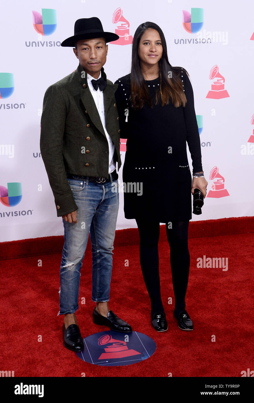 (L - R) Pharrell Willams und Helen Lasichanh ankommen auf dem roten Teppich für die 17. jährlichen Latin Grammy Awards auf der T-Mobile Arena in Las Vegas, Nevada am 17. November 2016. Foto von Jim Ruymen/UPI Stockfoto