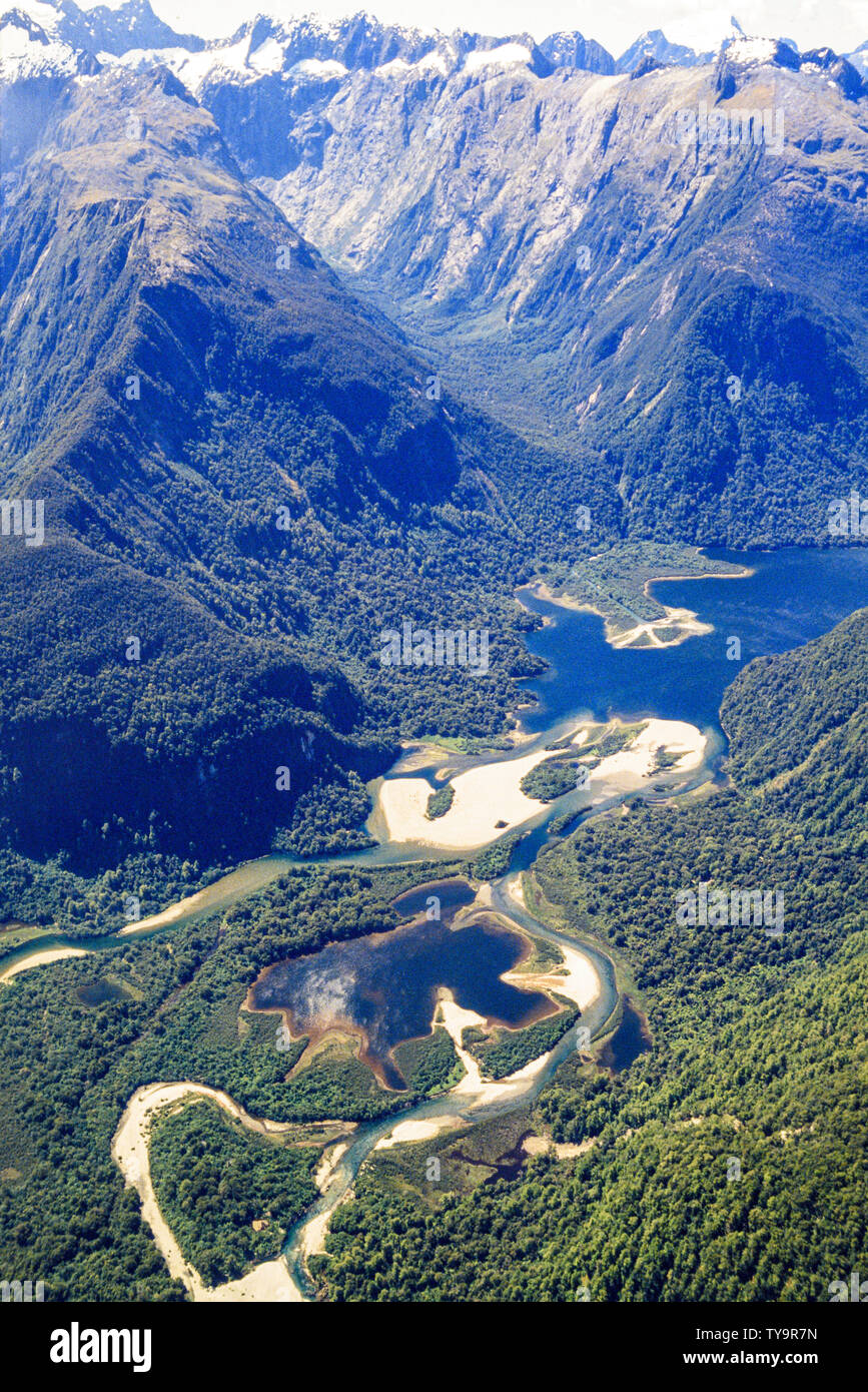 Neuseeland, Südinsel. Flug über die Alpen auf dem Weg zum Milford Sound. Am nördlichen Ende des Lake Wakatipu. Foto: © Simon Grosset. Archiv: Im Stockfoto