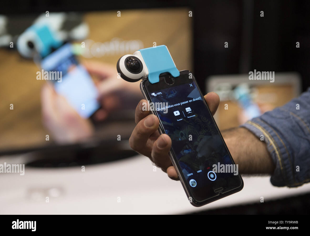 Die Giroptic 360 Grad Kamera vorgestellt angezeigt, vor der 2017 International CES, einer Messe für Unterhaltungselektronik in Las Vegas, Nevada, 3. Januar 2017. Foto von Molly Riley/UPI Stockfoto