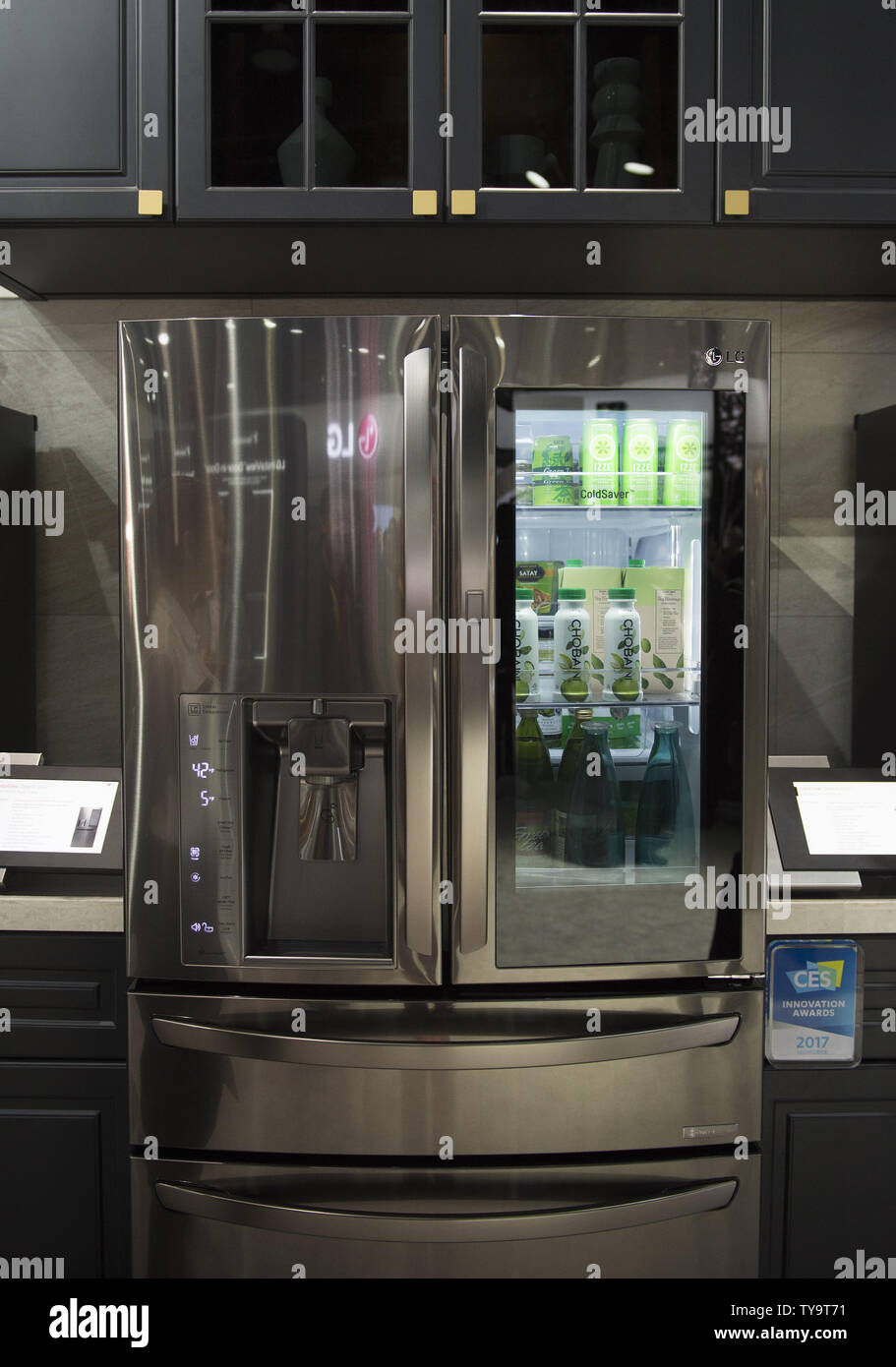 Die LG Instaview Tür-an-Tür Kühlschrank ist auf der 2017 International CES,  einer Messe für Unterhaltungselektronik in Las Vegas, Nevada, 7. Januar  2017 angezeigt. Die LG Hub Bot verwendet die Amazon Alexa  Spracherkennungstechnologie