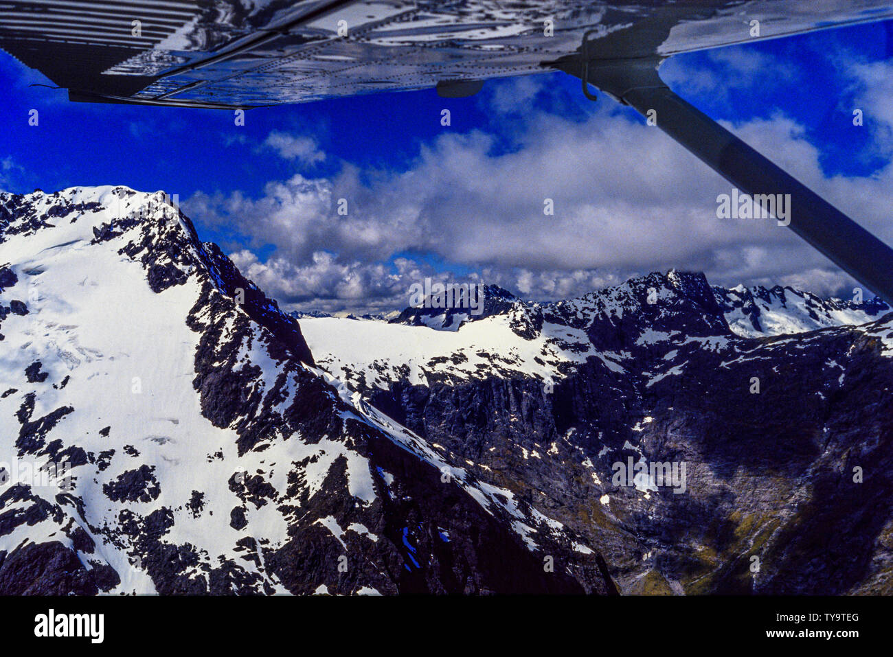 Neuseeland, Südinsel. Fliegen über den südlichen Alpen/Kā Tiritiri o Te Moana, einer Bergkette, die viel von der Länge des Neuseeland" Stockfoto