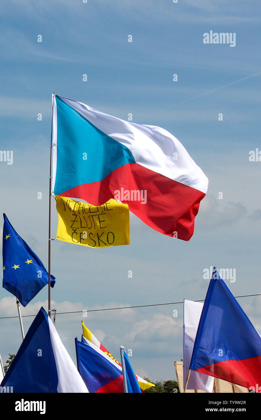 Prag, Tschechische Republik - 23. Juni 2019: Fahnen und Banner gegen Premierminister Babis und Minister der Justiz auf Letna, Letenska planen. Demonstration Aufruf zur Resignation. Protest, der Demokratie. Stockfoto