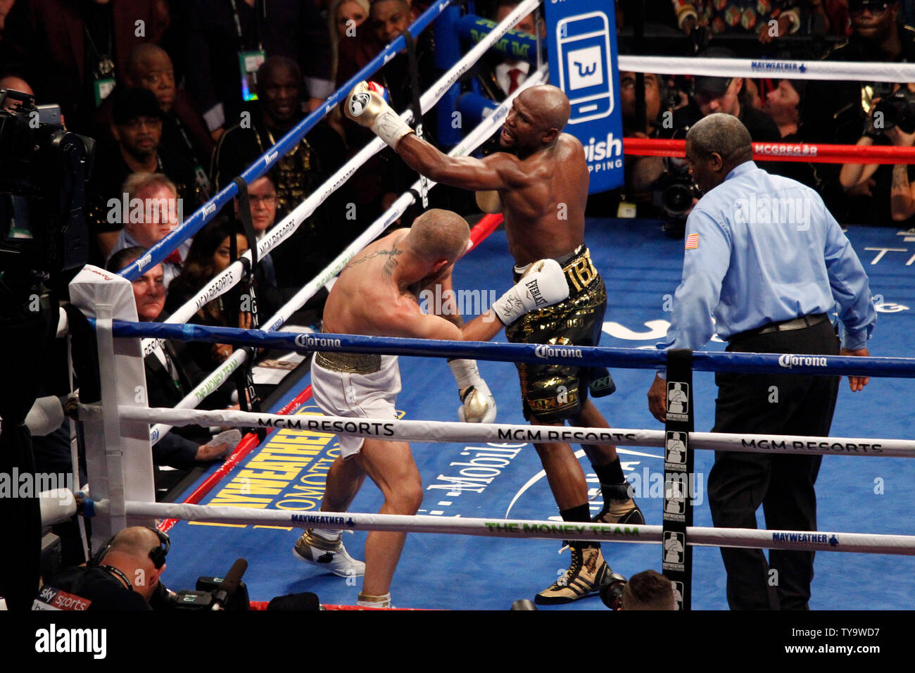 Floyd Mayweather Jr. (R) wirft eine obere das vermisst Conor McGregor während ihrer super-welterweight bout bei der T-Mobile Arena in Las Vegas, Nevada am 26. August 2017. Mayweather durch TKO in der zehnten Runde gewonnen. Foto von James Atoa/UPI Stockfoto