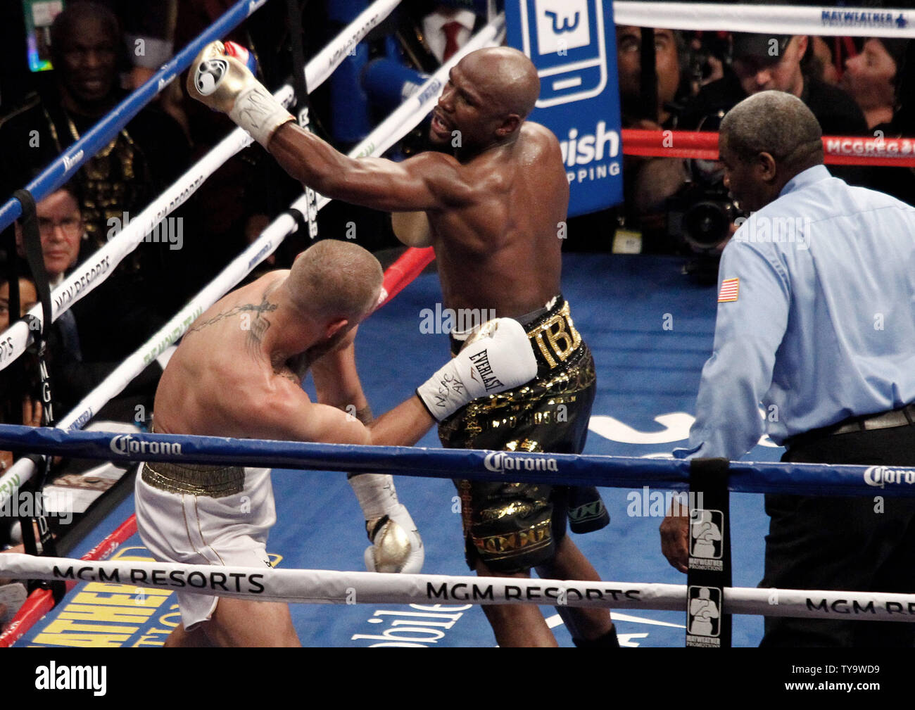 Floyd Mayweather Jr. (R) wirft eine obere das vermisst Conor McGregor während ihrer super-welterweight bout bei der T-Mobile Arena in Las Vegas, Nevada am 26. August 2017. Mayweather durch TKO in der zehnten Runde gewonnen. Foto von James Atoa/UPI Stockfoto