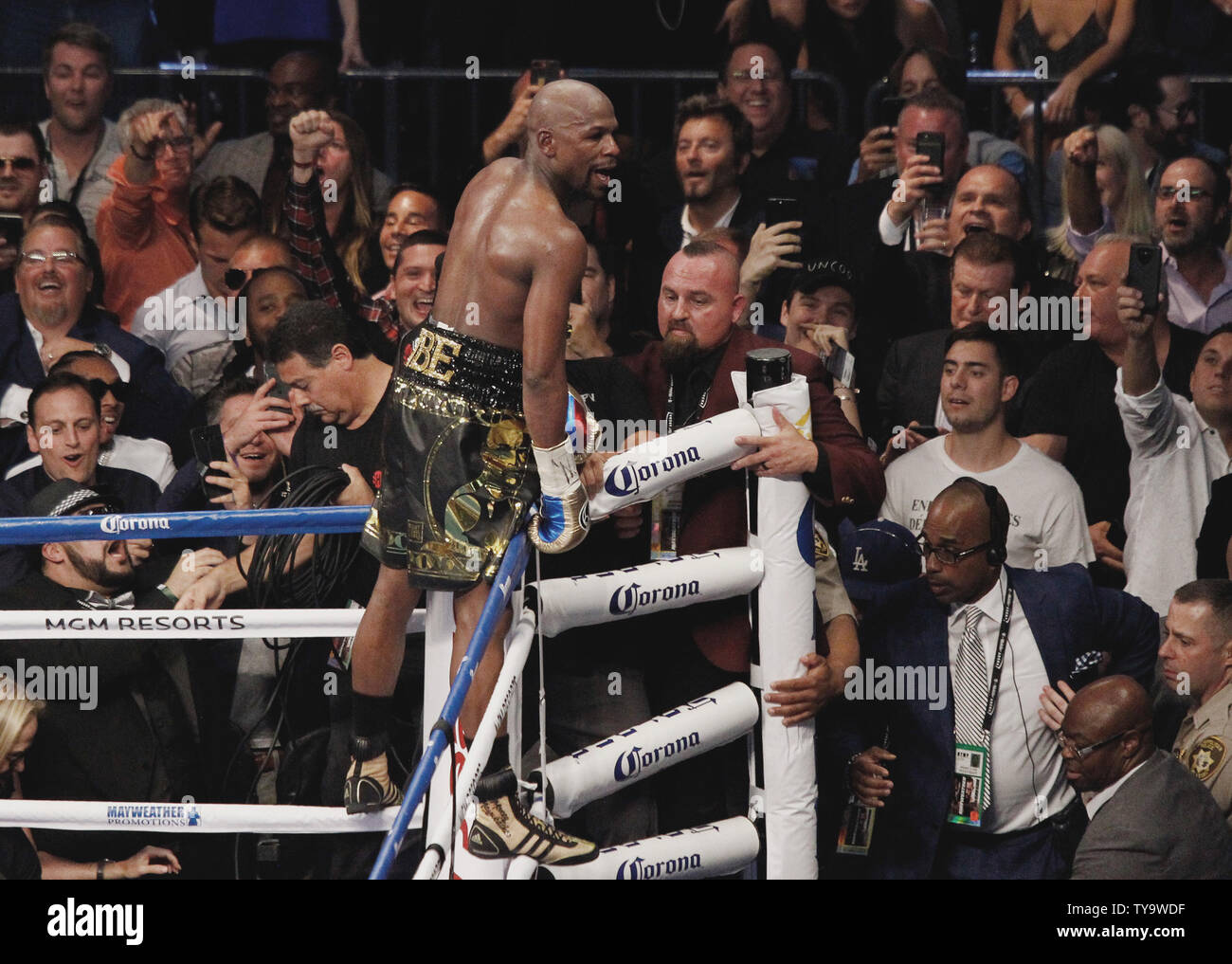 Floyd Mayweather jr. feiert seine 10. Runde TKO gegen Conor McGregor während ihrer super-welterweight bout bei der T-Mobile Arena in Las Vegas, Nevada am 26. August 2017. Foto von James Atoa/UPI Stockfoto