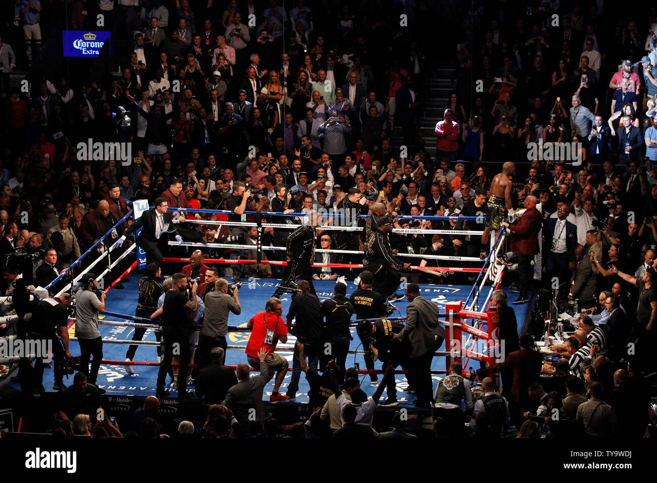 Floyd Mayweather jr. feiert seine 10. Runde TKO gegen Conor McGregor während ihrer super-welterweight bout bei der T-Mobile Arena in Las Vegas, Nevada am 26. August 2017. Foto von James Atoa/UPI Stockfoto