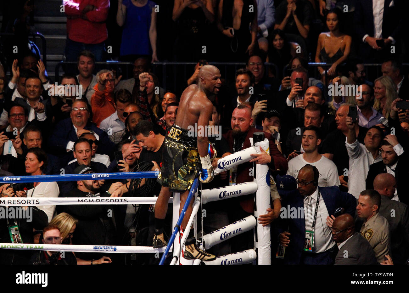 Floyd Mayweather jr. feiert seine 10. Runde TKO gegen Conor McGregor während ihrer super-welterweight bout bei der T-Mobile Arena in Las Vegas, Nevada am 26. August 2017. Foto von James Atoa/UPI Stockfoto