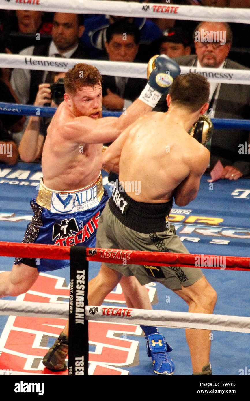 Canelo Alvarez vermisst Gennady Golovkin mit einer grossen oberen Schnitt während der CANELO Alvarez vs Gennady Golovkin 12-Runde im Mittelgewicht WM-Boxkampf bei der T-Mobile Arena in Las Vegas, Nevada am 16. September 2017. Foto von James Atoa/UPI Stockfoto